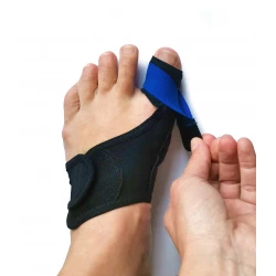 Gel spreader with thumb protector
